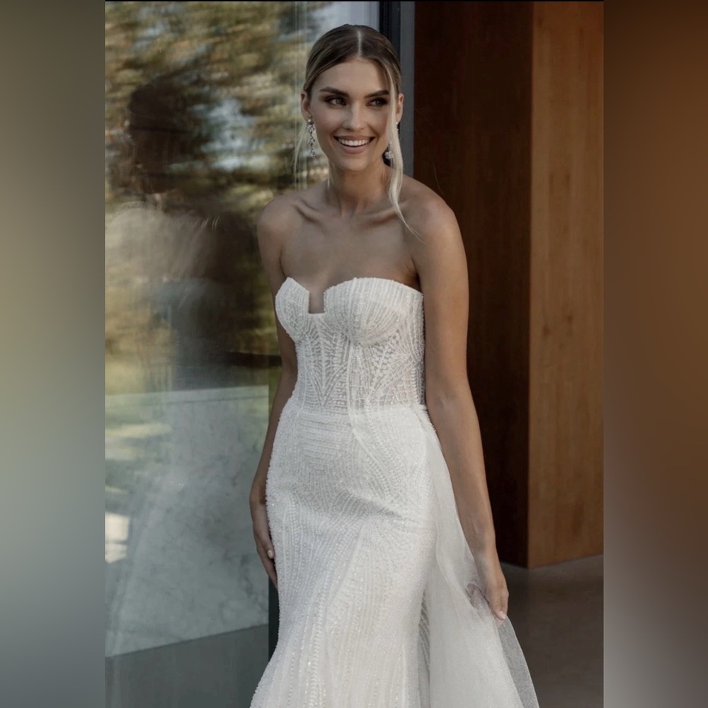 La Premiere Bridal Ines Wedding Gown Size 6 - Picture 5 of 6